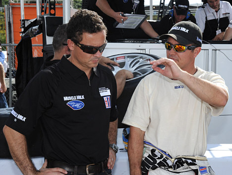 Sascha Maassen (tv) i samtale med sin nye teamkollega Klaus Graf (th) ved 'Petit Le Mans' 2009.